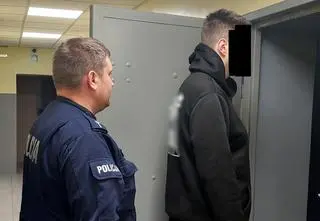 Wpadł w szał, zaatakował ratowników i policjanta