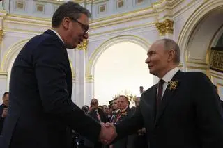 Aleksandar Vuczić (z lewej) podczas majowej wizyty w Moskwie