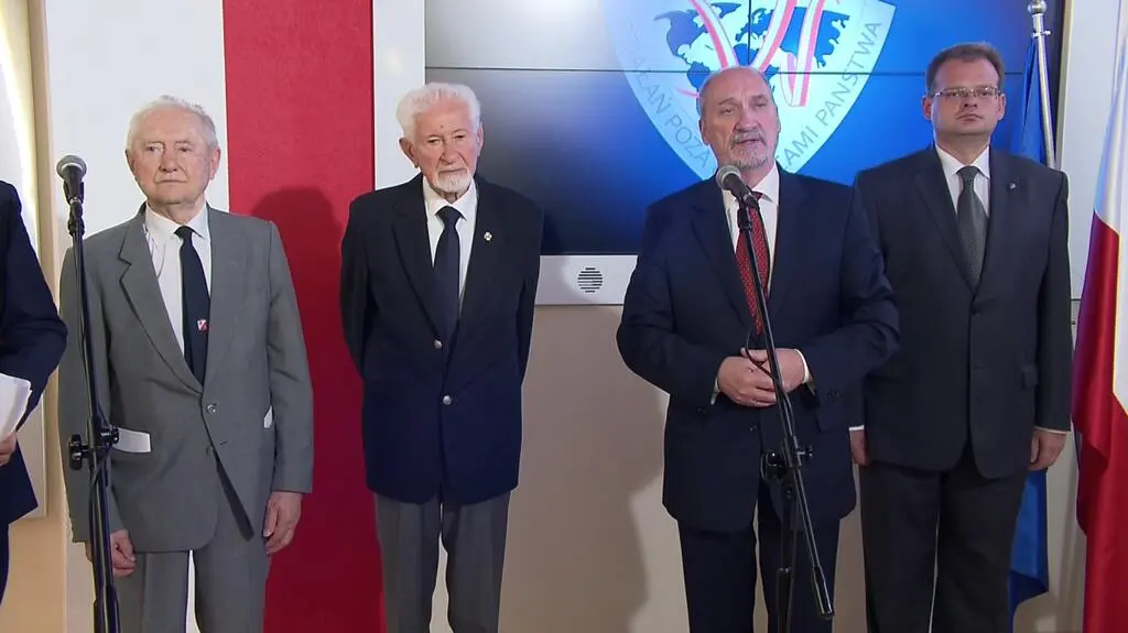 Macierewicz: podpisany został wspólny tekst apelu pamięci