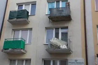 Płyta spadła na balkon piętro niżej.