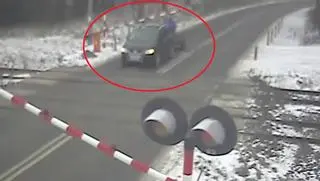 Jechał dalej mimio opadających rogatek