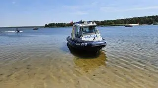 Poszukiwania prowadzono na lądzie i na wodach zalewu