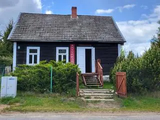 Książki "mieszkają" w drewnianym domu 