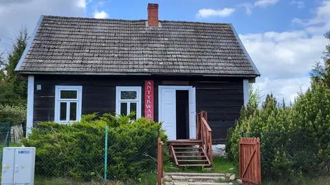 Książki "mieszkają" w drewnianym domu 