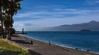 Widok z miasta Reggio Calabria na Sycylię. 