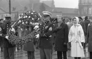 Prezydent USA Jimmy Carter składa kwiaty na Grobie Nieznanego Żołnierza (1977)