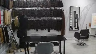 Włamanie do salonu sprzedającego naturalne włosy 