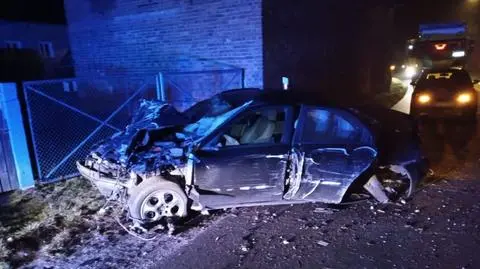 Mężczyzna roztrzaskał auto o ogrodzenie