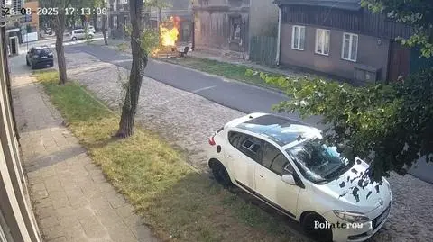 Mężczyzna podpalił odpady w oku kamery