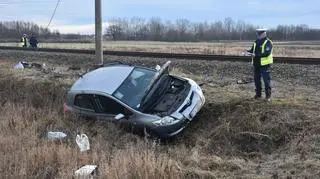 Kierująca wjechała na niestrzeżony przejazd kolejowy wprost pod jadący pociąg