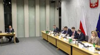 The parliamentary commission investigating the visa scandal has approved its final report