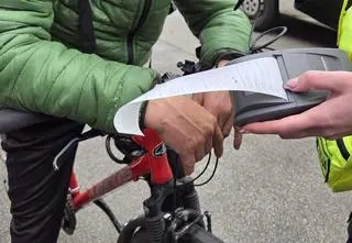 Rowerzysta jechał slalomem po autostradzie