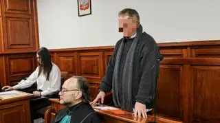 Oskarżony ksiądz Jarosław G. na sali Sądu Rejonowego w Jarocinie