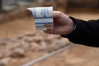 Wśród artefaktów dominują fragmenty kafli