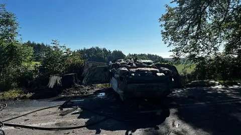Auto doszczętnie spłonęło. W środku ciała dwóch osób