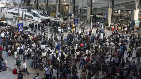 Hiszpania. Pasażerowie na dworcu w Maladze w trakcie paraliżu na kolei 