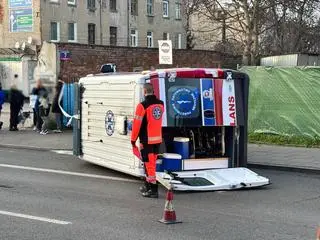 Kolizja karetki z samochodem osobowym w Łodzi