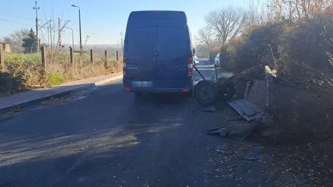 "Oślepiło go słońce", wjechał busem w furmankę. Woźnica w szpitalu, ucierpiał też koń