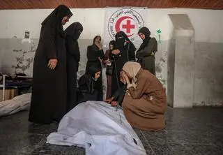 Rodzina w żałobie po tym, jak ich krewni zostali zabici przez izraelskich żołnierzy w okolicy miasta Gaza 17 października 2025 roku