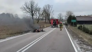 Czterokołowiec stanął w płomieniach. Za kierownicą 88-latek