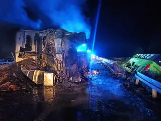 Ciężarówka zderzyła się z autobusem i samochodem osobowym