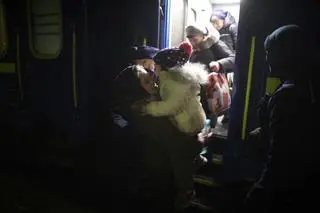 Stacja w Olkuszu. Przyjazd pociągu z uchodźcami z Ukrainy