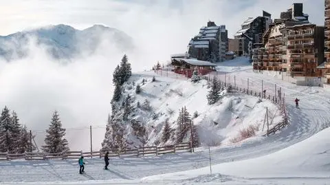 Avoriaz Alpy Francja - JEAN-BAPTISTE PREMAT shutterstock_1883774875