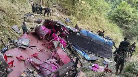 Sri Lanka. Wypadek autokaru niedaleko miasta Wellawaya