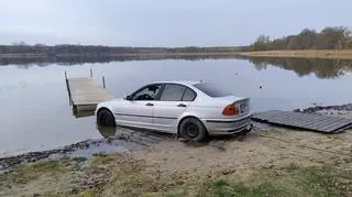 Najpierw popisy na plaży, potem nieoczekiwane parkowanie w wodzie