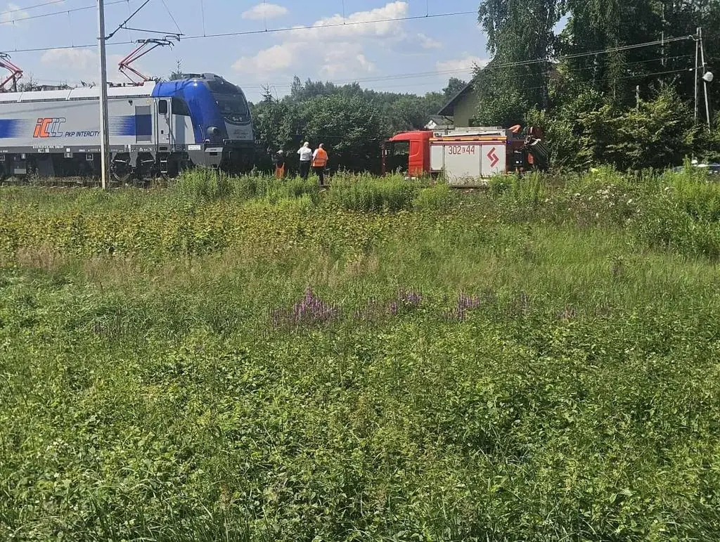 Samochód wjechał pod pociąg