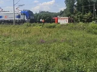 Samochód wjechał pod pociąg
