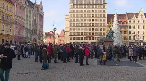 Wrocławianie wspólnie oglądają transmisję z pogrzebu Adamowicza