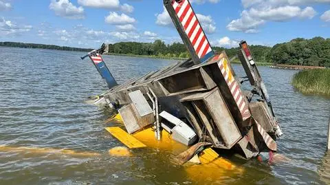 Dźwig przewrócił się i wpadł do wody 