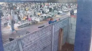 Mieszkańcy wyrzucają śmieci przez płot na cmentarzu. Ksiądz założył kamerę i pokazał ich zdjęcia