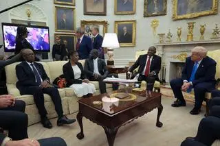 Donald Trump podczas spotkania z prezydentem RPA Cyrilem Ramaphosą w Gabinecie Owalnym