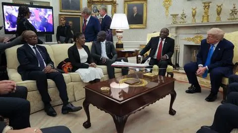 Donald Trump podczas spotkania z prezydentem RPA Cyrilem Ramaphosą w Gabinecie Owalnym