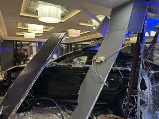 Kierująca wjechała przez szybę do hotelu