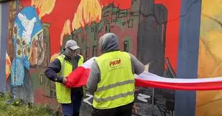 Ściąganie wstęgi przez pracowników PKM
