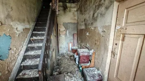Wejście na strych budynku wygląda niczym z horroru
