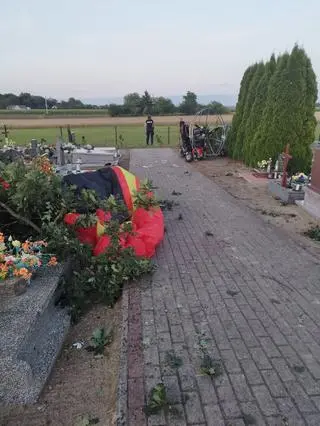 Motoparalotnia spadła na cmentarz