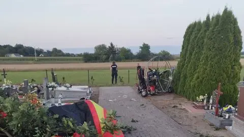 Motoparalotnia spadła na cmentarz