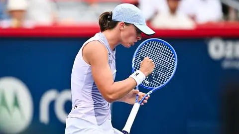 Kilka wyrównanych gemów, później deklasacja. Świątek gra dalej