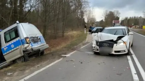 Samochód wjechał w radiowóz. Policjanci w szpitalu