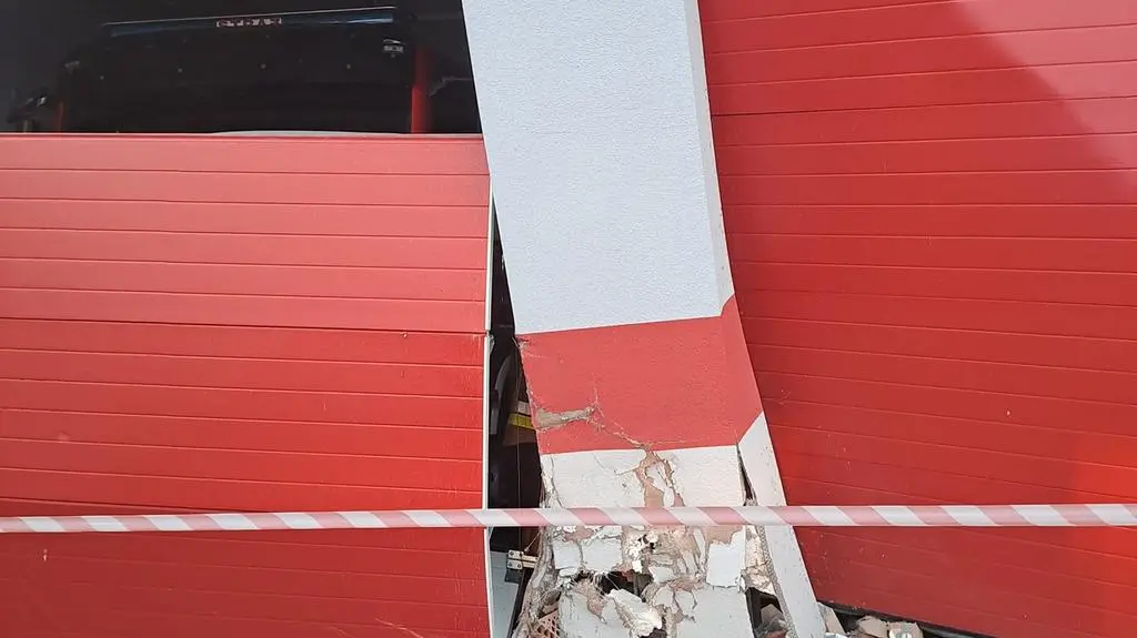 Samochód wjechał w remizę strażacką. Lubczyna