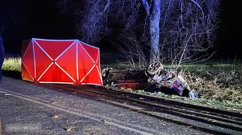 Stracił panowanie nad autem i dachował. Wiózł czterech pasażerów, jeden nie żyje