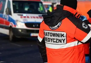 Szarpał i bił ratowników, chwilę wcześniej leżał na chodniku