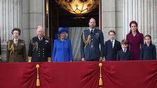 Brytyjska rodzina królewska na balkonie Pałacu Buckingham, 5 maja 2025 r.