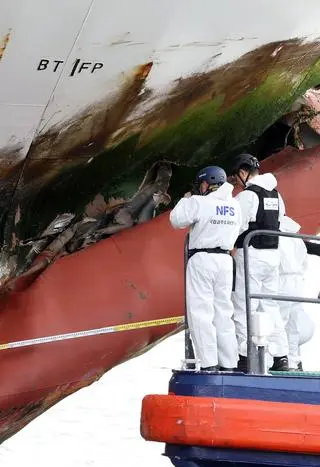 Śledczy badają uszkodzony kadłub promu Queen Jenuvia 2 (20 listopada 2025 r.)