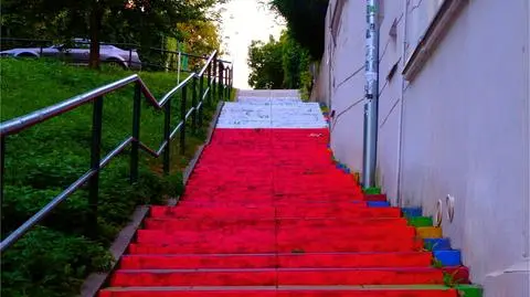 Część kolorowych schodów w krakowskim Podgórzu została przemalowana na biało-czerwono