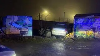 Mężczyzna zakończył jazdę na ogrodzeniu posesji 